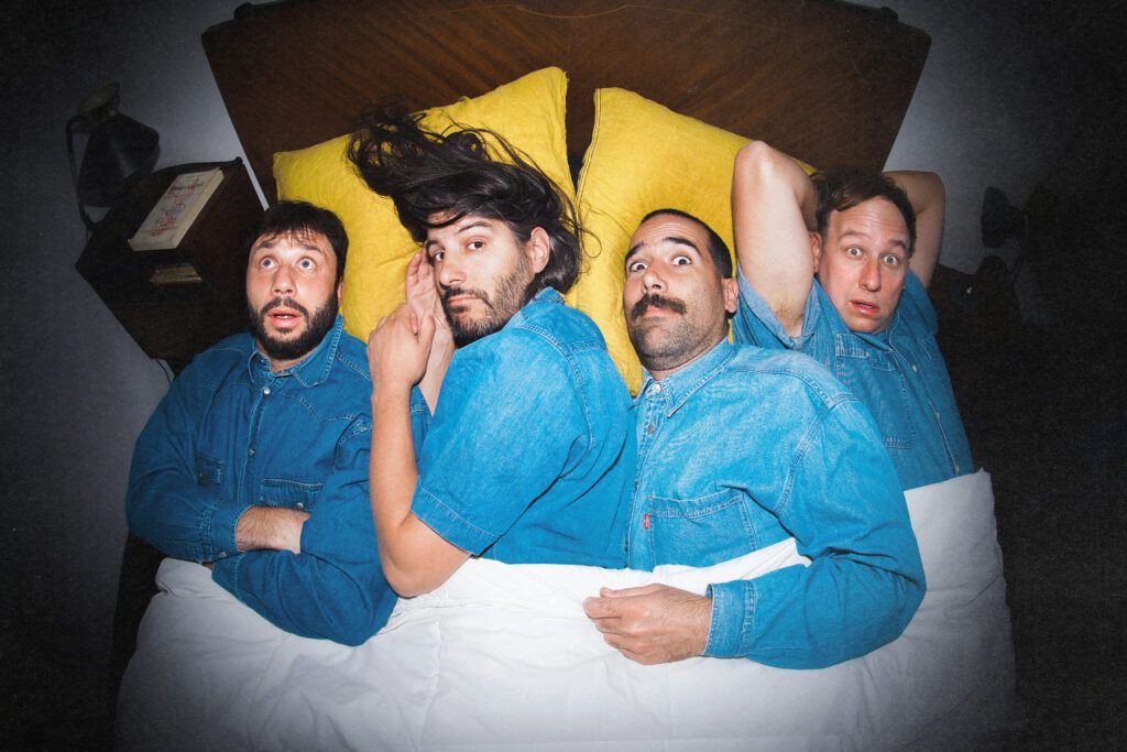 Les membres du groupe Swirls dans un lit au réveil. Série photo du nouvel album Surge, 2026.